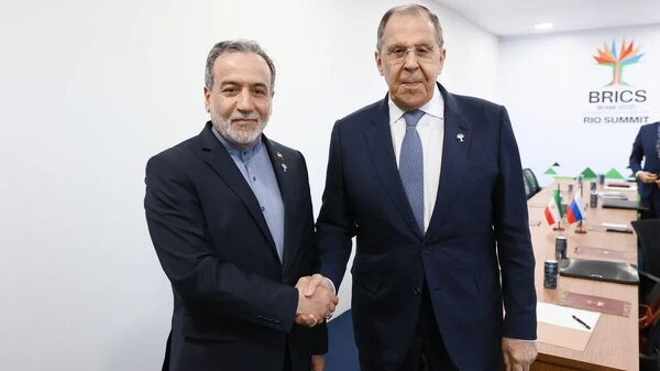 Lavrov se reúne con el canciller iraní en el marco de la Cumbre de los BRICS - Sputnik Mundo