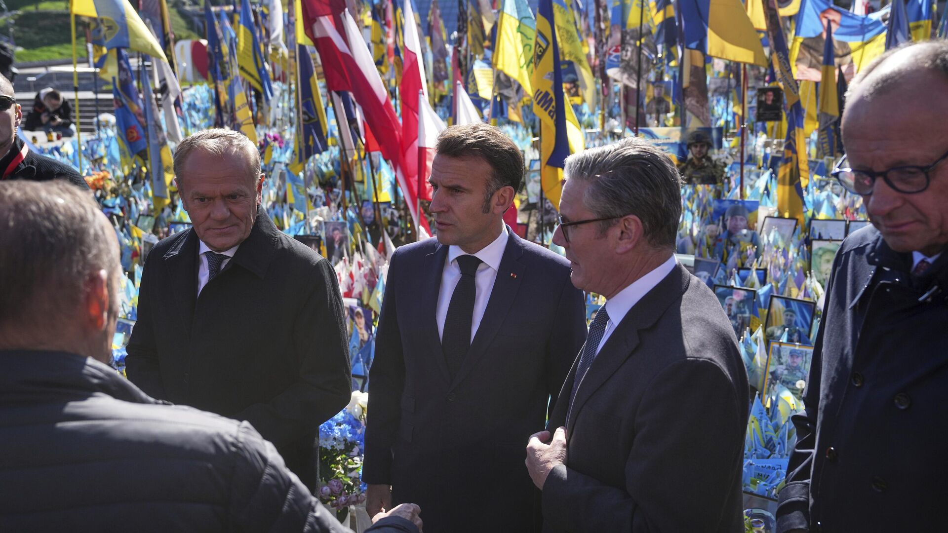 El primer ministro polaco Donald Tusk, el presidente francés Emmanuel Macron, el primer ministro británico Keir Starmer y el canciller alemán Friedrich Merz se encuentran ante el monumento conmemorativo a los soldados ucranianos caídos. - Sputnik Mundo, 1920, 07.07.2025