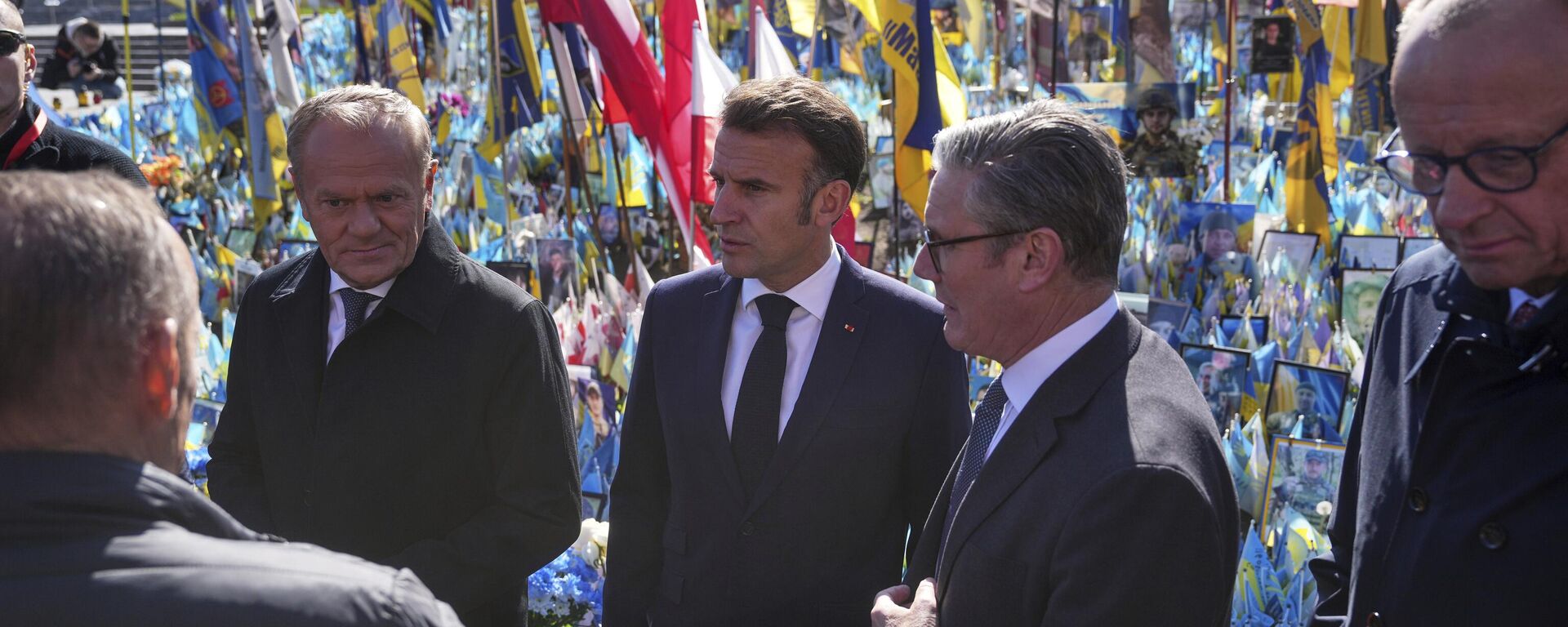 El primer ministro polaco Donald Tusk, el presidente francés Emmanuel Macron, el primer ministro británico Keir Starmer y el canciller alemán Friedrich Merz se encuentran ante el monumento conmemorativo a los soldados ucranianos caídos. - Sputnik Mundo, 1920, 07.07.2025