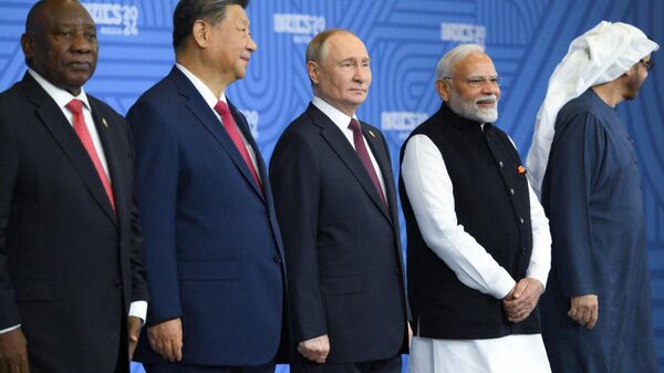El presidente sudafricano Cyril Ramaphosa, el presidente chino Xi Jinping, el presidente ruso Vladimir Putin, el primer ministro indio Narendra Modi y el presidente de los Emiratos Árabes Unidos Mohamed bin Zayed Al Nahyan en la cumbre de los BRICS en Kazán. - Sputnik Mundo