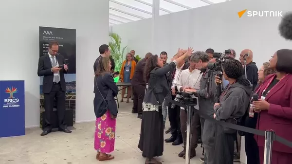Los periodistas que quedaron fuera de la rueda de prensa del ministro ruso de Asuntos Exteriores, Serguéi Lavrov, se encuentran a la espera para intentar hacerle una pregunta - Sputnik Mundo