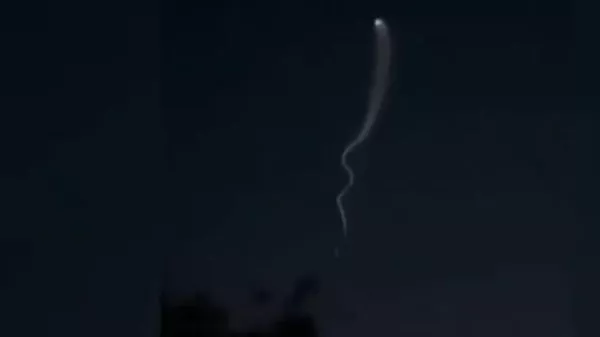 Un espectáculo celeste inusual: Crimea presencia el lanzamiento de SpaceX - Sputnik Mundo