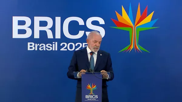 Equivocado e irresponsable: Lula destaca la soberanía y critica la postura de Trump de gravar a los países alineados con los BRICS - Sputnik Mundo