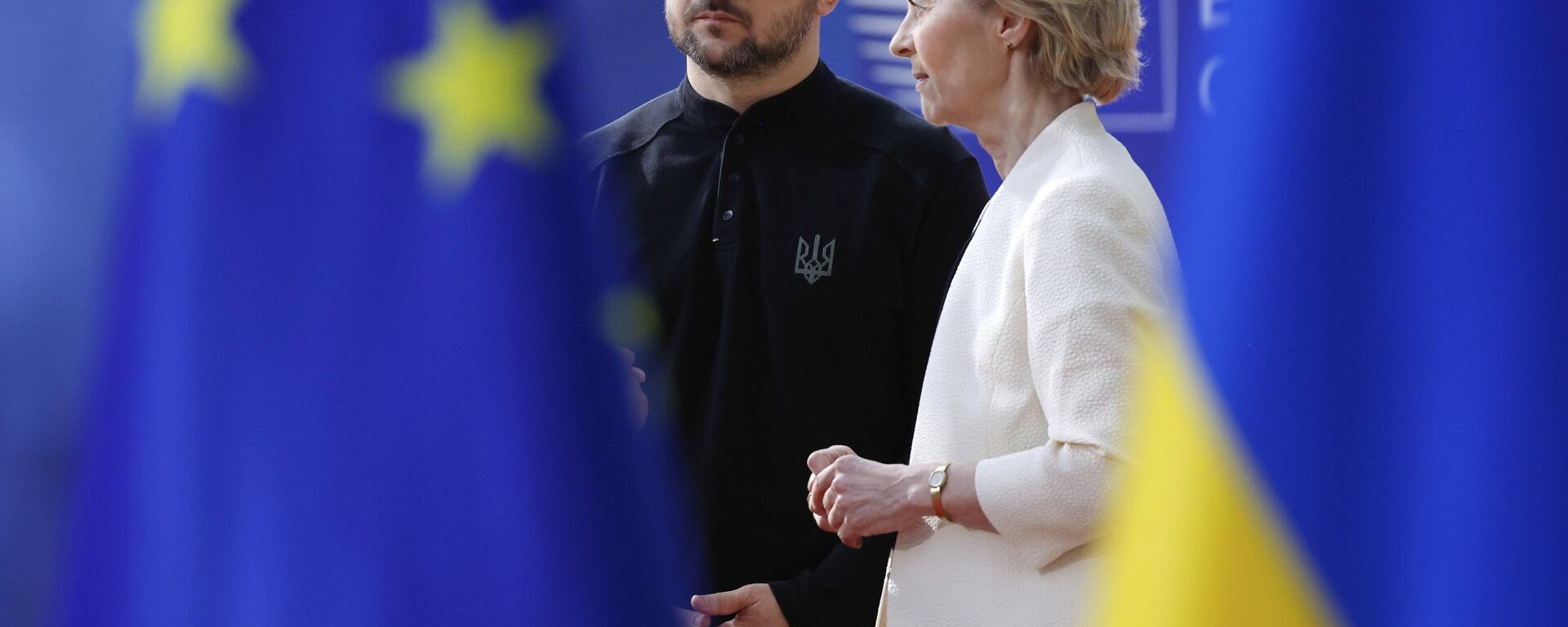 La presidenta de la Comisión Europea, Ursula von der Leyen, a la derecha, habla con Volodímir Zelenski, a su llegada a una cumbre de la UE en el edificio del Consejo Europeo en Bruselas, 6 de marzo de 2025 La presidenta de la Comisión Europea, Ursula von der Leyen, a la derecha, habla con Volodímir Zelenski, a su llegada a una cumbre de la UE en el edificio del Consejo Europeo en Bruselas, 6 de marzo de 2025 - Sputnik Mundo, 1920, 19.11.2025