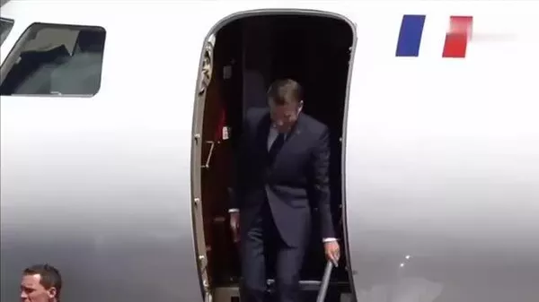Sin bofetadas, pero con frialdad: el matrimonio Macron vuelve a vivir desarmonías en su vuelo conjunto - Sputnik Mundo