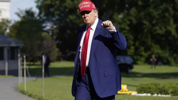 Trump vuelve a amenazar con aranceles a los miembros de los BRICS - Sputnik Mundo