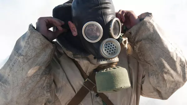 Un militar se pone una máscara antigás - Sputnik Mundo