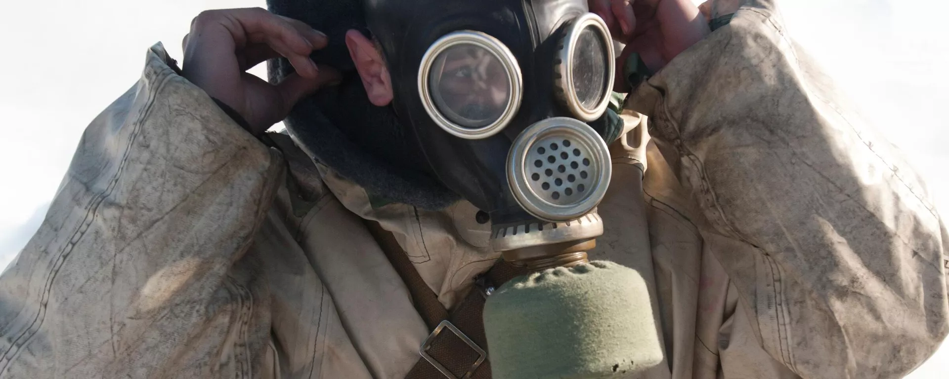 Un militar se pone una máscara antigás Un militar se pone una máscara antigás - Sputnik Mundo, 1920, 10.07.2025