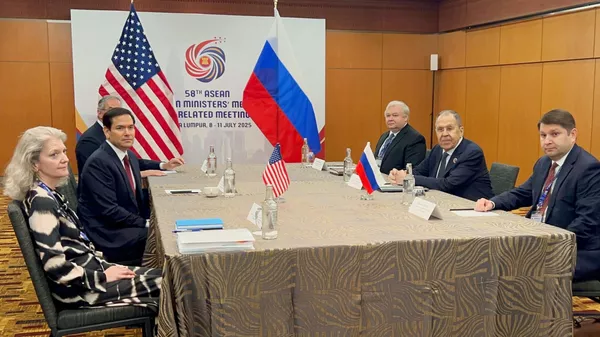 Reunión entre el ministro de Exteriores ruso, Serguéi Lavrov, y el secretario de Estado estadounidense, Marco Rubio, el 10 de julio de 2025 - Sputnik Mundo