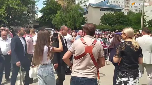 Los partidarios de oposición moldava se concentran ante el tribunal en Chisináu en apoyo de la jefa de Gagaúzia - Sputnik Mundo