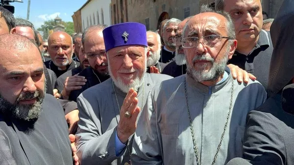 Ataque a los fundamentos espirituales de la nación: cristianos de Siria condenan persecución de la Iglesia apostólica armenia - Sputnik Mundo