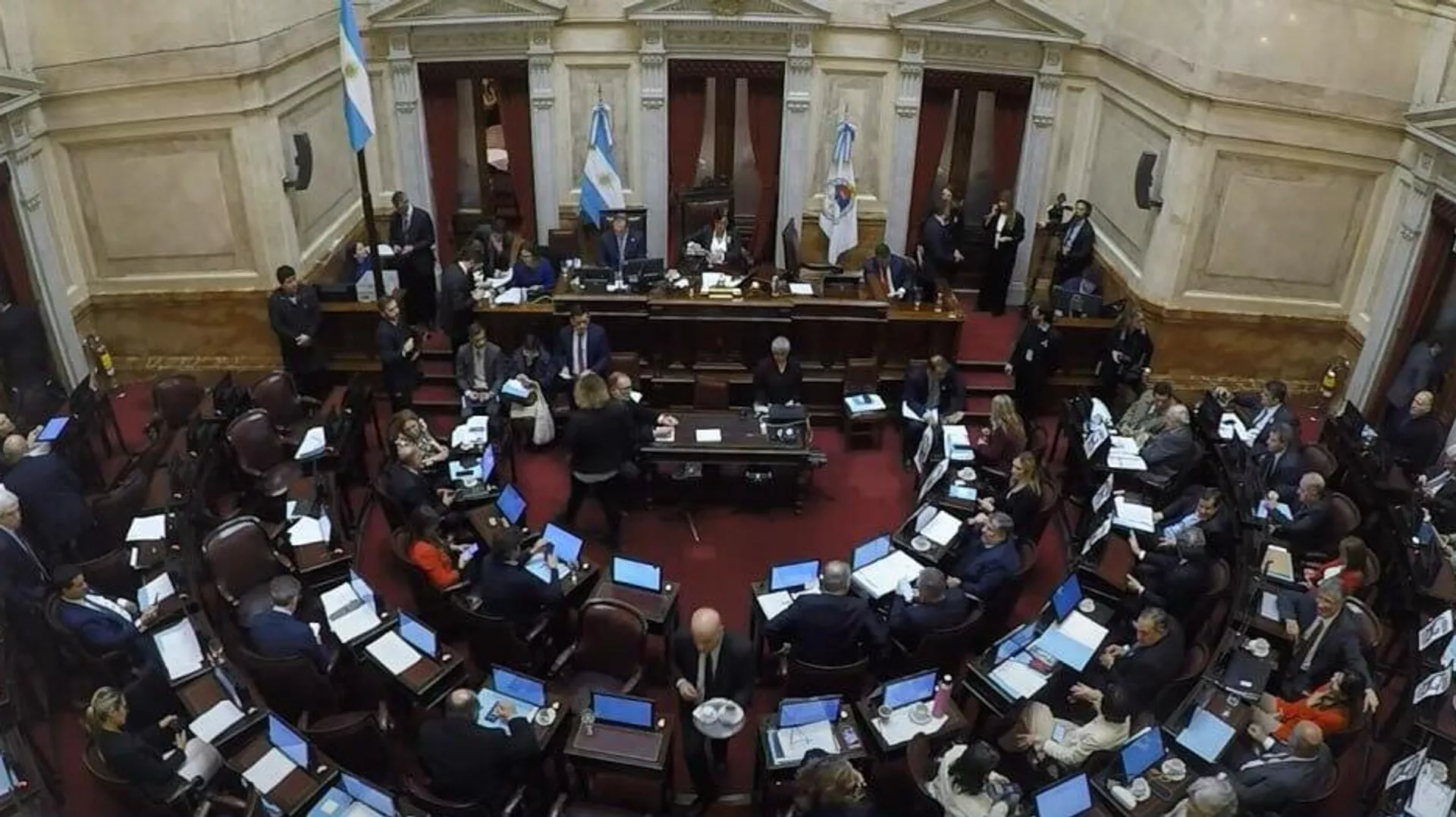 Pese a la oposición de Milei, Senado de Argentina aprueba aumento de las jubilaciones - Sputnik Mundo, 1920, 11.07.2025