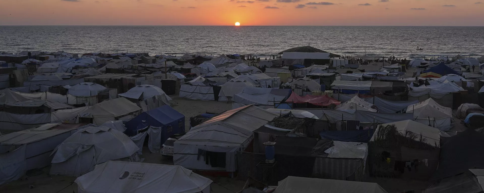 Un campamento de tiendas de campaña para palestinos desplazados se extiende cerca de la costa al atardecer en Jan Yunis, Franja de Gaza, el miércoles 2 de julio de 2025. (Foto AP/Abdel Kareem Hana) - Sputnik Mundo, 1920, 12.07.2025