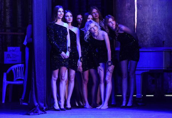 La final del concurso  interregional Belleza del Donbás 2025. En el evento participaron jovenes de las repúblicas populares de Donetsk y Lugansk, así como de las regiones de Zaporozhie y Jersón. - Sputnik Mundo