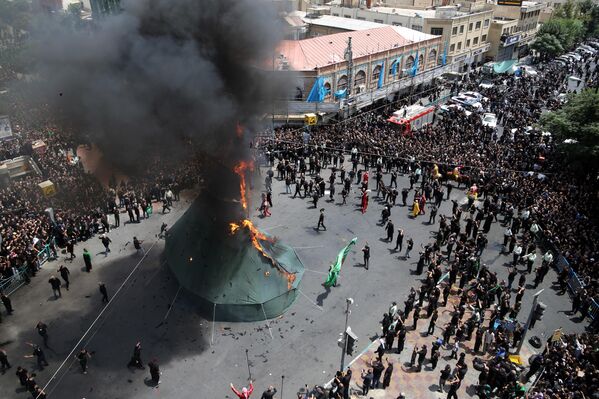 Artistas queman una tienda para conmemorar al imán Husein, nieto del profeta Mahoma, y a sus 72 compañeros martirizados en la batalla de Kerbala (10 de octubre de 680), durante una ceremonia de duelo en Teherán, Irán, el 6 de julio de 2025.  - Sputnik Mundo