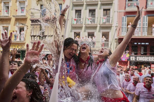 Los fiesteros se refrescan con agua arrojada desde los balcones durante el inicio de los nueve días de fiesta ininterrumpida en el famoso Festival san Fermín en Pamplona, España. - Sputnik Mundo