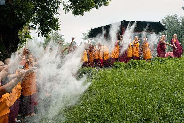 Monjas realizan el ritual de Sangsol para celebrar el próximo cumpleaños del dalái lama, el 4 de julio 2025 en la ciudad de Dharamsala, en la India. El dalái lama Tenzin Gyatso celebró su 90.º cumpleaños el 6 julio de 2025, marcando un hito con festividades y ceremonias especiales de oración en Dharamsala y en todas las comunidades tibetanas del mundo.El dalái lama es venerado en toda la diáspora tibetana, como líder espiritual y defensor de la paz. Su 90.º cumpleaños es también un momento para reflexionar sobre la futura dirección de la cultura tibetana y la preservación de su identidad única. - Sputnik Mundo