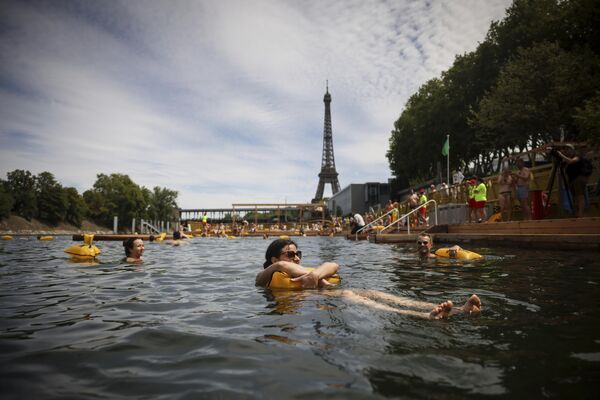 La gente disfruta del agua en la zona de baño segura de Grenelle, en el río Sena en París, Francia, el 5 de julio de 2025, durante la apertura de los tres balnearios, como parte del evento Playas de París. - Sputnik Mundo