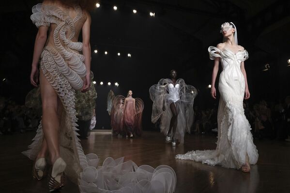 Una modelo luce una creación parte de la colección de Alta Costura Otoño-Invierno 2025/26 de Iris van Herpen, presentada en París. - Sputnik Mundo