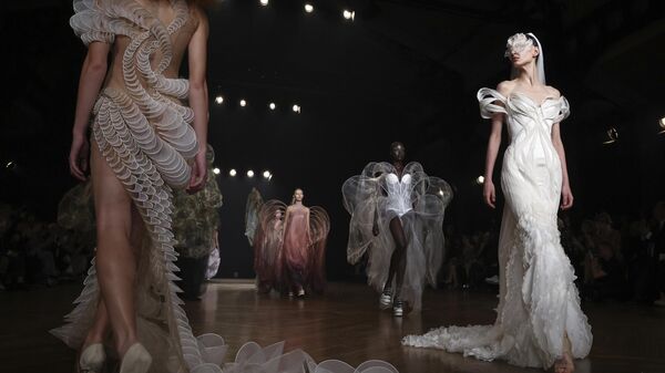 Modelos presentan las obras de la diseñadora Iris van Herpen durante la Semana de la Moda de París, Francia - Sputnik Mundo