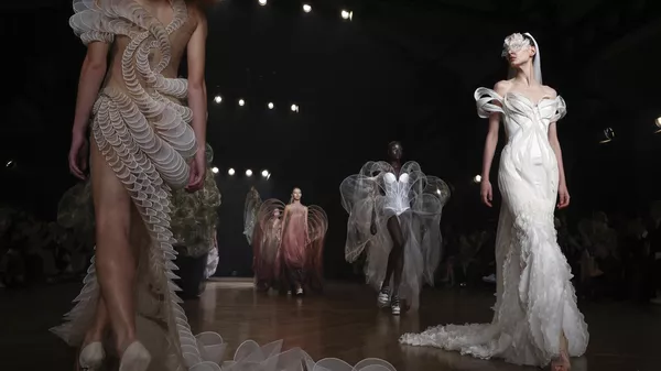 Modelos presentan las obras de la diseñadora Iris van Herpen durante la Semana de la Moda de París, Francia - Sputnik Mundo