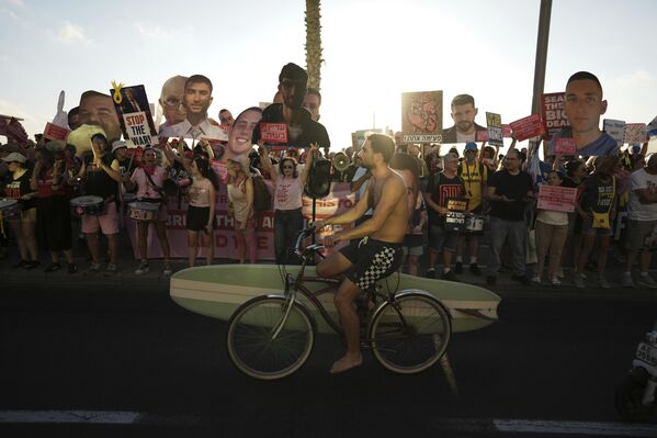 Varias personas asisten a una concentración en la que se pide la liberación de los rehenes retenidos en la Franja de Gaza y se insta a un alto el fuego, frente a la sucursal de la embajada de Estados Unidos en Tel Aviv, Israel.La protesta se produjo antes de la reunión prevista entre el presidente estadounidense, Donald Trump, y el primer ministro israelí, Benjamin Netanyahu.  - Sputnik Mundo