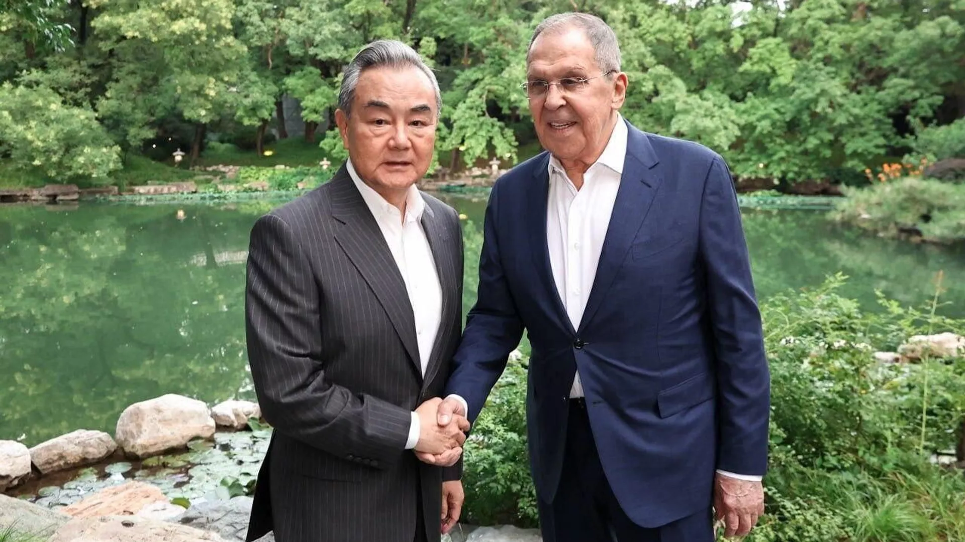 Los cancilleres de Rusia y China mantienen conversaciones estratégicas en Pekín - Sputnik Mundo, 1920, 13.07.2025