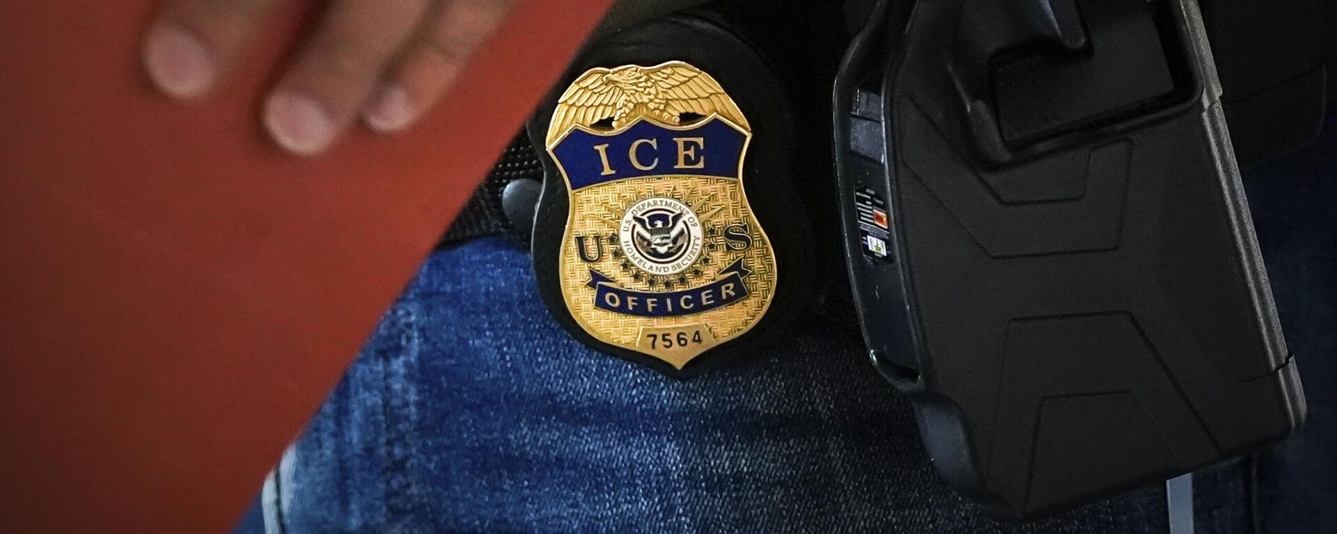 El Servicio de Control de Inmigración y Aduanas (ICE, por sus siglas en inglés) de EEUU. - Sputnik Mundo, 1920, 14.07.2025