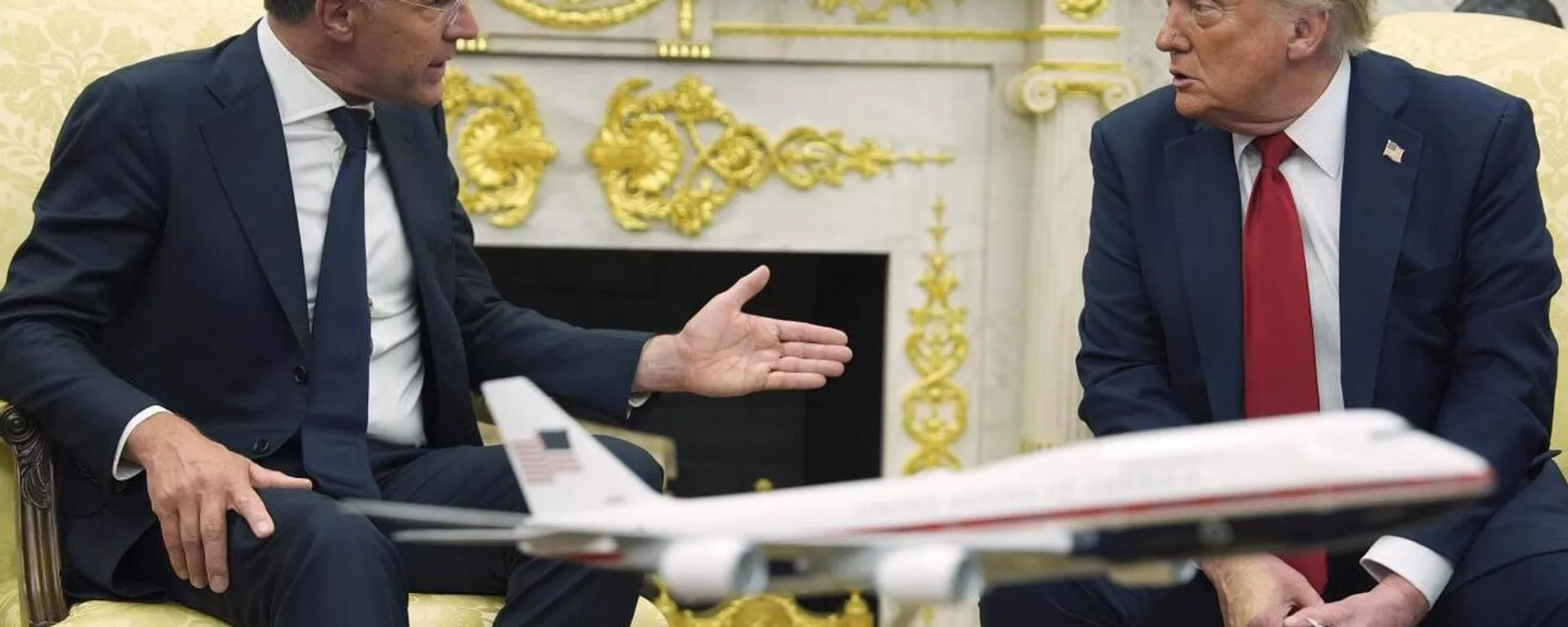 Donald Trump está jugando con el fuerte deseo de la OTAN de prolongar las hostilidades en Ucrania - Sputnik Mundo, 1920, 14.07.2025