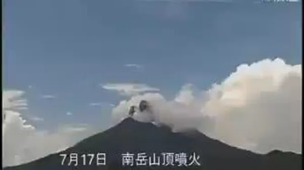Erupción en Japón: uno de los volcanes más activos despliega su poder sin víctimas - Sputnik Mundo