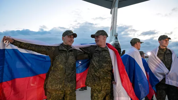 Retorno de los militares rusos del cautiverio ucraniano en el maro de un intercambio de prisioneros de guerra - Sputnik Mundo