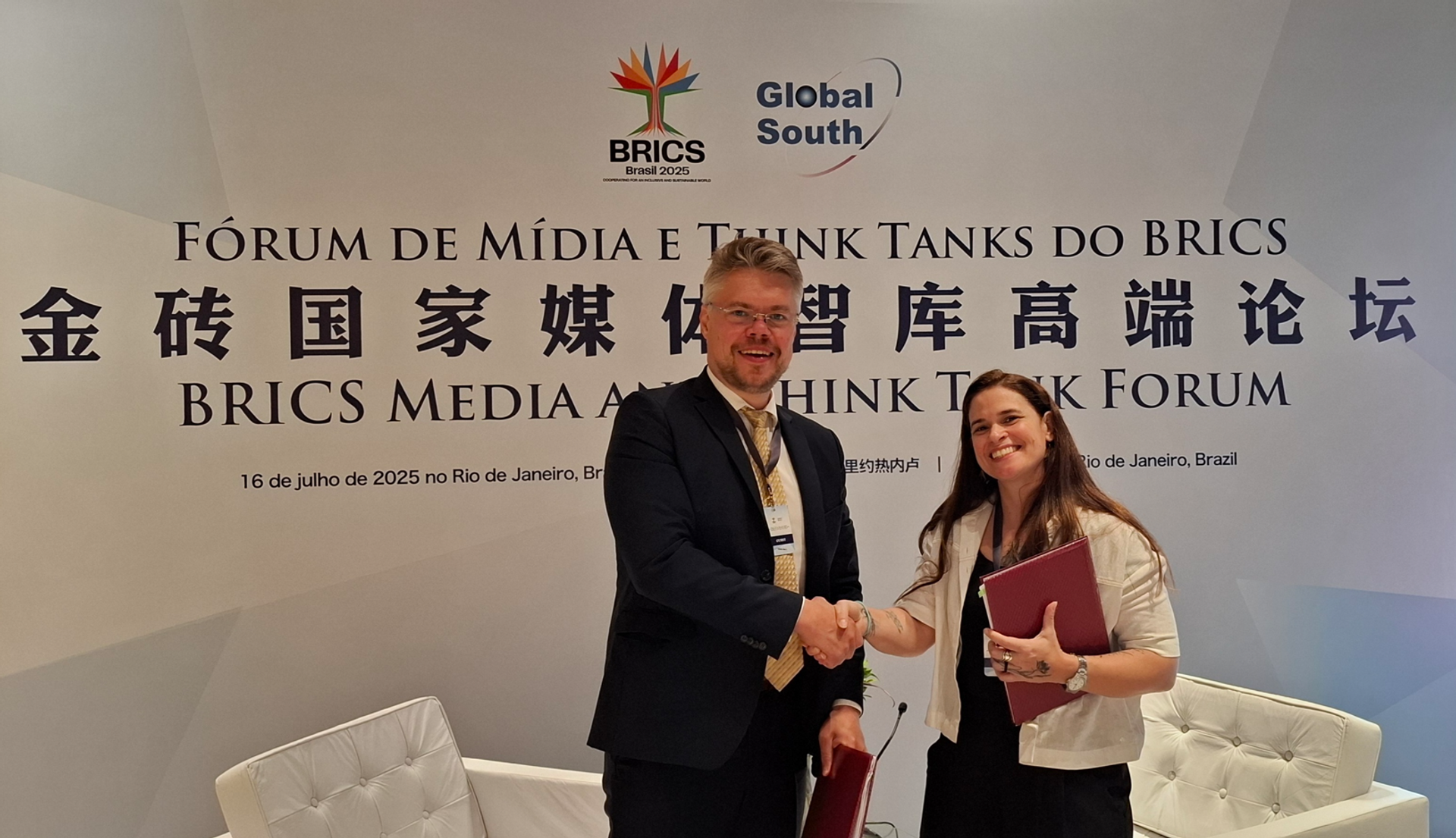 El jefe de Cooperación Internacional, Vasili Pushkov, y la directora ejecutiva de la agencia de noticias y la radio Brasil de Fato, Nina Fideles - Sputnik Mundo, 1920, 17.07.2025