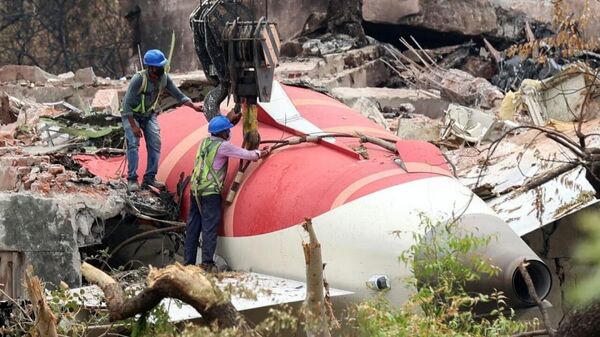 El piloto del avión siniestrado de Air India habría sido el responsable del accidente - Sputnik Mundo