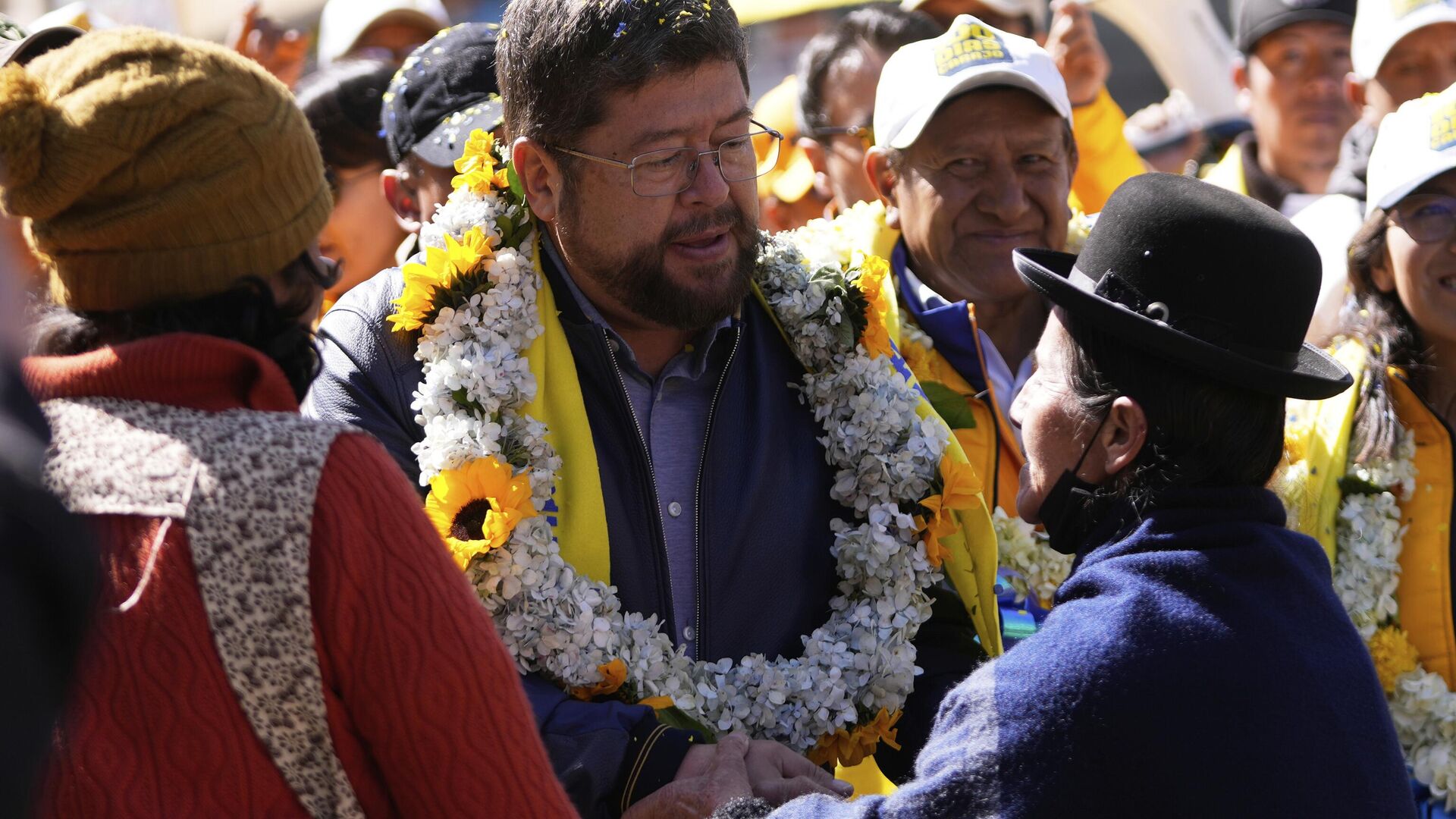 El candidato presidencial boliviano Samuel Doria Medina saluda a sus simpatizantes en un mitin de campaña en La Paz, Bolivia, el pasado sábado 12 de julio de 2025 El candidato presidencial boliviano Samuel Doria Medina saluda a sus simpatizantes en un mitin de campaña en La Paz, Bolivia, el pasado sábado 12 de julio de 2025 - Sputnik Mundo, 1920, 19.07.2025