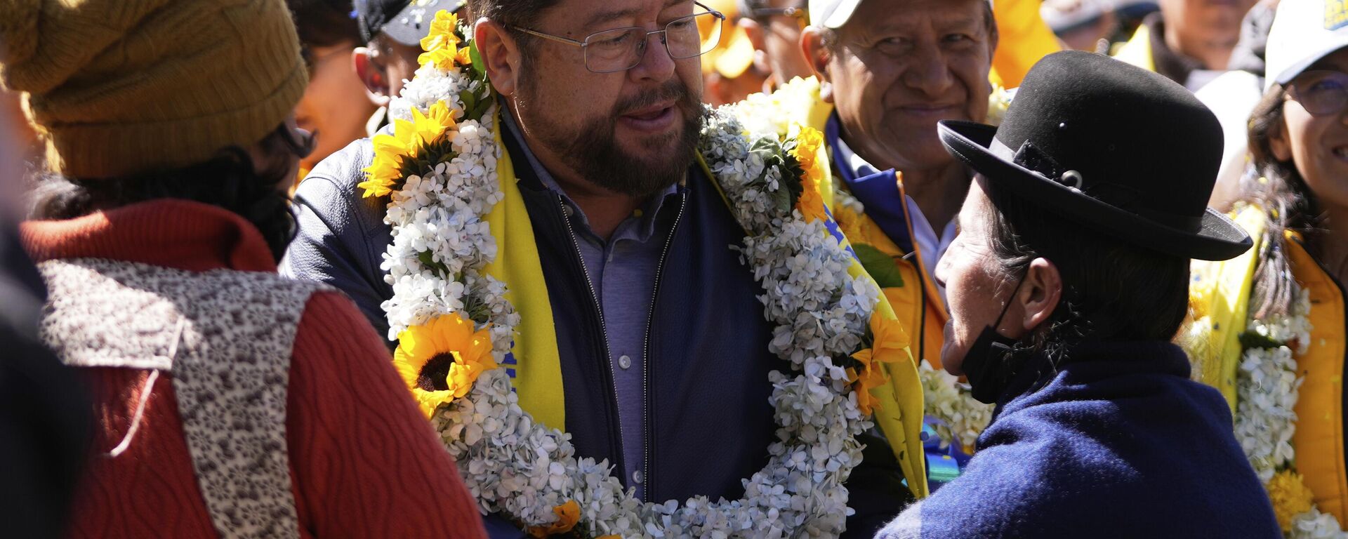 El candidato presidencial boliviano Samuel Doria Medina saluda a sus simpatizantes en un mitin de campaña en La Paz, Bolivia, el pasado sábado 12 de julio de 2025 - Sputnik Mundo, 1920, 19.07.2025