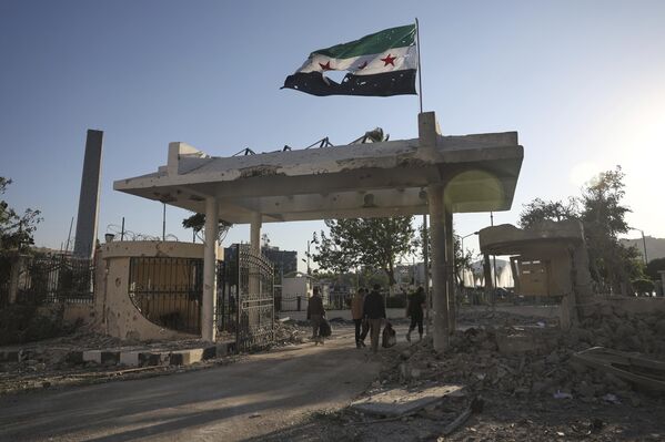 Personal de seguridad abandona el edificio dañado del Ministerio de Defensa sirio, presuntamente alcanzado por múltiples ataques aéreos israelíes en la capital siria de Damasco. - Sputnik Mundo