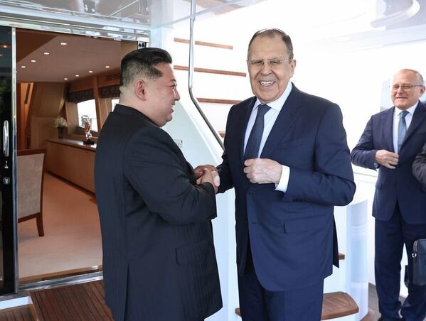 El líder de la República Popular Democrática de Corea (RPDC), Kim Jong-un, y el ministro de Asuntos Exteriores de Rusia, Serguéi Lavrov, en una reunión en la ciudad de Wonsan. - Sputnik Mundo