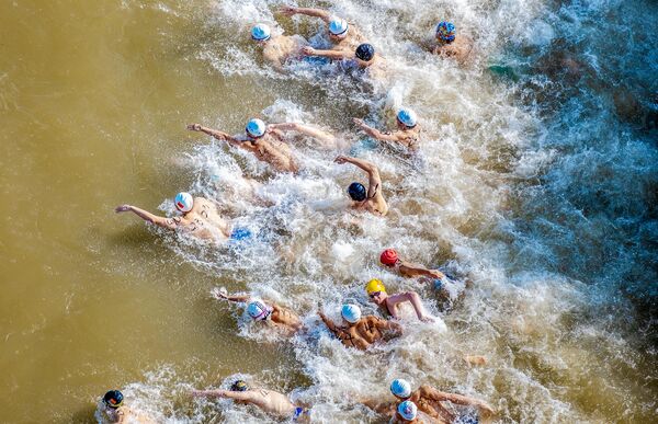 Nadadores cruzan el río Yangtze durante el 50.º Festival de Cruce del Río Yangtze en la ciudad de Wuhan, China. - Sputnik Mundo