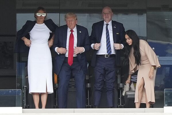 El presidente y la primera dama de EEUU, Donald y Melania Trump, acompañados del presidente de la FIFA, Gianni Infantino, y su esposa Leena Ashqar, después del partido final de la Copa Mundial de Clubes de la FIFA en el estadio MetLife en East Rutherford, Nueva Jersey. - Sputnik Mundo
