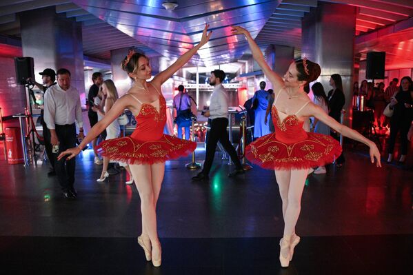 Bailarines de ballet antes del concierto de gala nocturno de estrellas del ballet en el metro de Moscú. - Sputnik Mundo