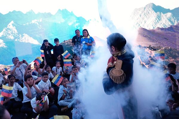 Niños asisten a una presentación de realidad virtual inmersiva sobre la vida y el legado del héroe de la independencia venezolana, Simón Bolívar, en Caracas. - Sputnik Mundo
