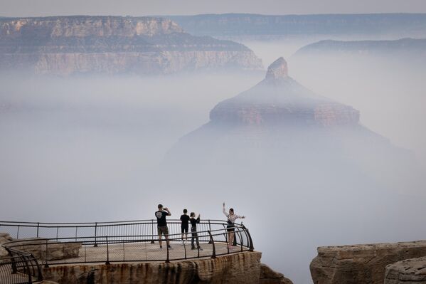 El humo del incendio de Dragon Bravo inunda el Gran Cañón en Arizona.A pesar de las lluvias recientes, dos incendios forestales arden sin control cerca del Borde Norte del cañón, alimentados por los fuertes vientos recientes, las altas temperaturas y la baja humedad. - Sputnik Mundo