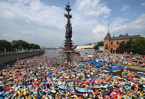 Participantes del festival moscovita de tablas de natación Vot sap, Moskva! - Sputnik Mundo