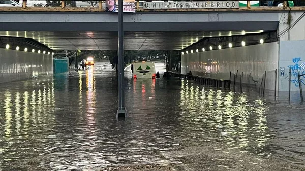 No para el mal tiempo en la Ciudad de México: activan triple alerta por lluvias - Sputnik Mundo
