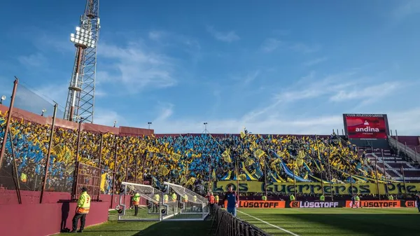 El público visitante vuelve a los estadios argentinos tras más de una década - Sputnik Mundo
