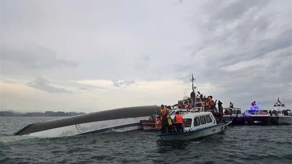 Autoridades buscan sobrevivientes del accidente de un barco turístico en Vietnam - Sputnik Mundo