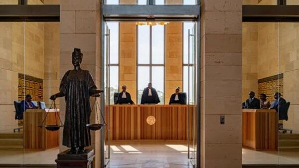 Un tribunal africano (imagen referencial, creada por IA) - Sputnik Mundo