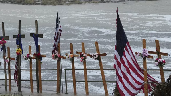 La lluvia cae sobre un monumento improvisado para las víctimas de las inundaciones a lo largo del río Guadalupe, el domingo 13 de julio de 2025, en Kerrville, Texas. (Foto AP/Eric Gay, Archivo) - Sputnik Mundo