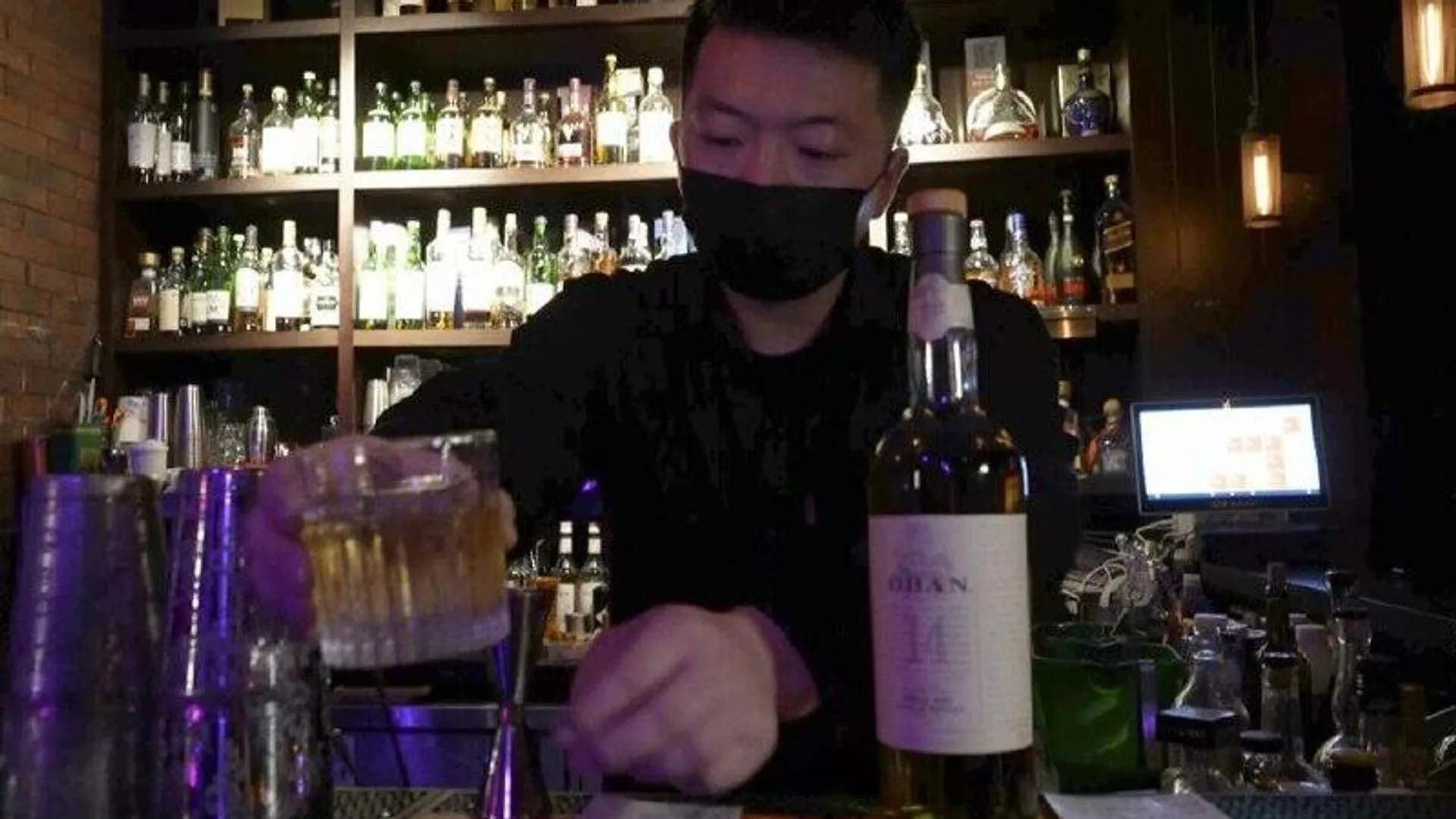 El boicot canadiense a las bebidas espirituosas de EEUU está mermando a ambas naciones - Sputnik Mundo, 1920, 23.07.2025