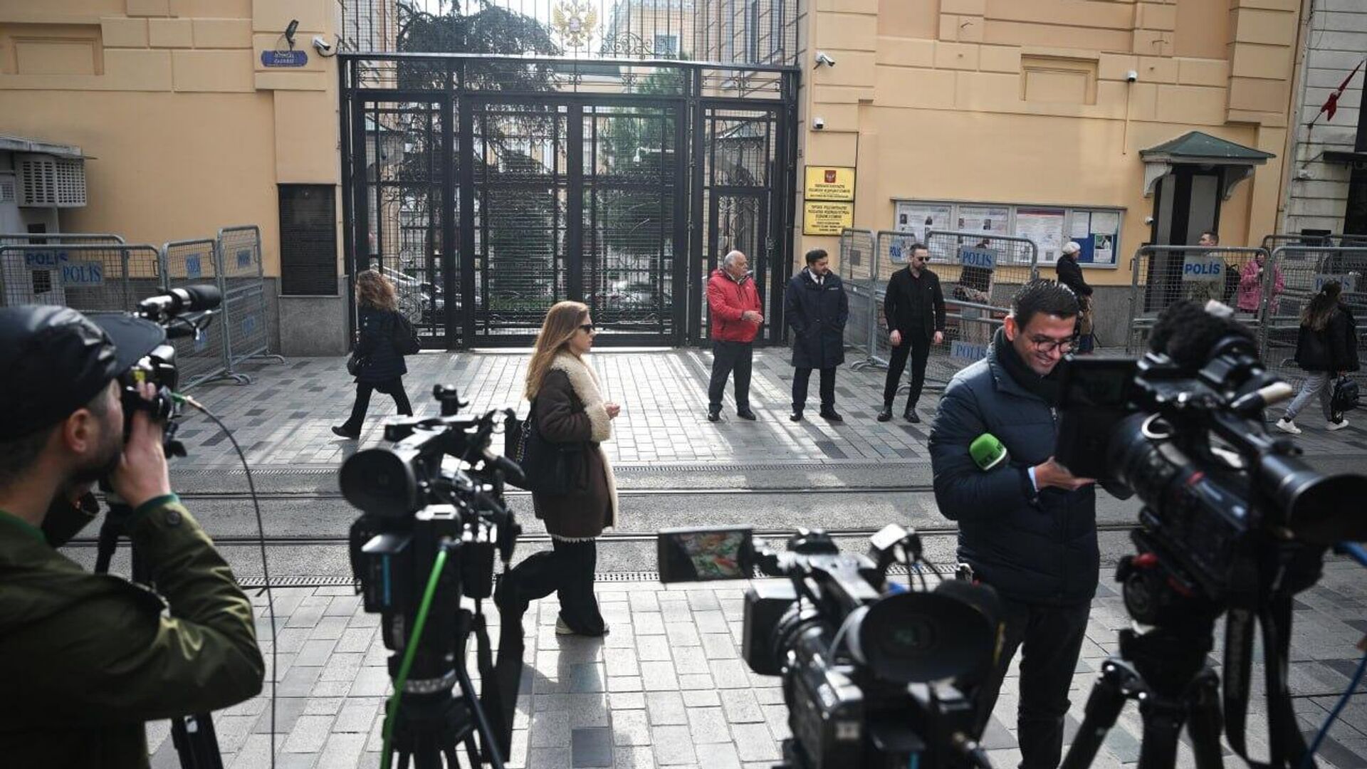 El Kremlin confirma que el equipo negociador ruso partió hacia Estambul para la nueva ronda de negociaciones directas con Ucrania El Kremlin confirma que el equipo negociador ruso partió hacia Estambul para la nueva ronda de negociaciones directas con Ucrania - Sputnik Mundo, 1920, 23.07.2025